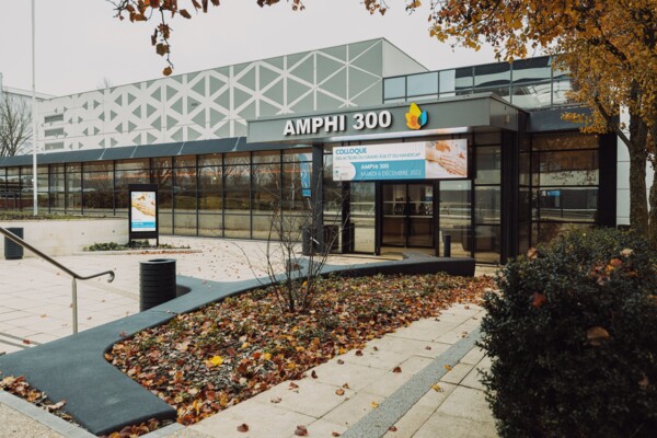 AMPHI 300 DEVANTURE (2) AMPHI 300 DEVANTURE (2)
